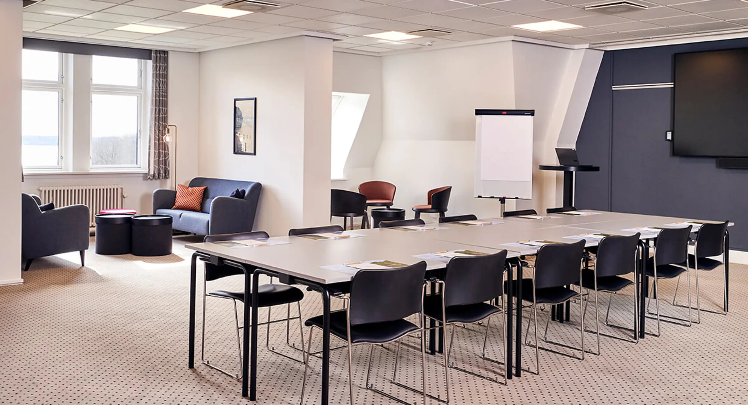 Lyst konferencelokale klar til møde