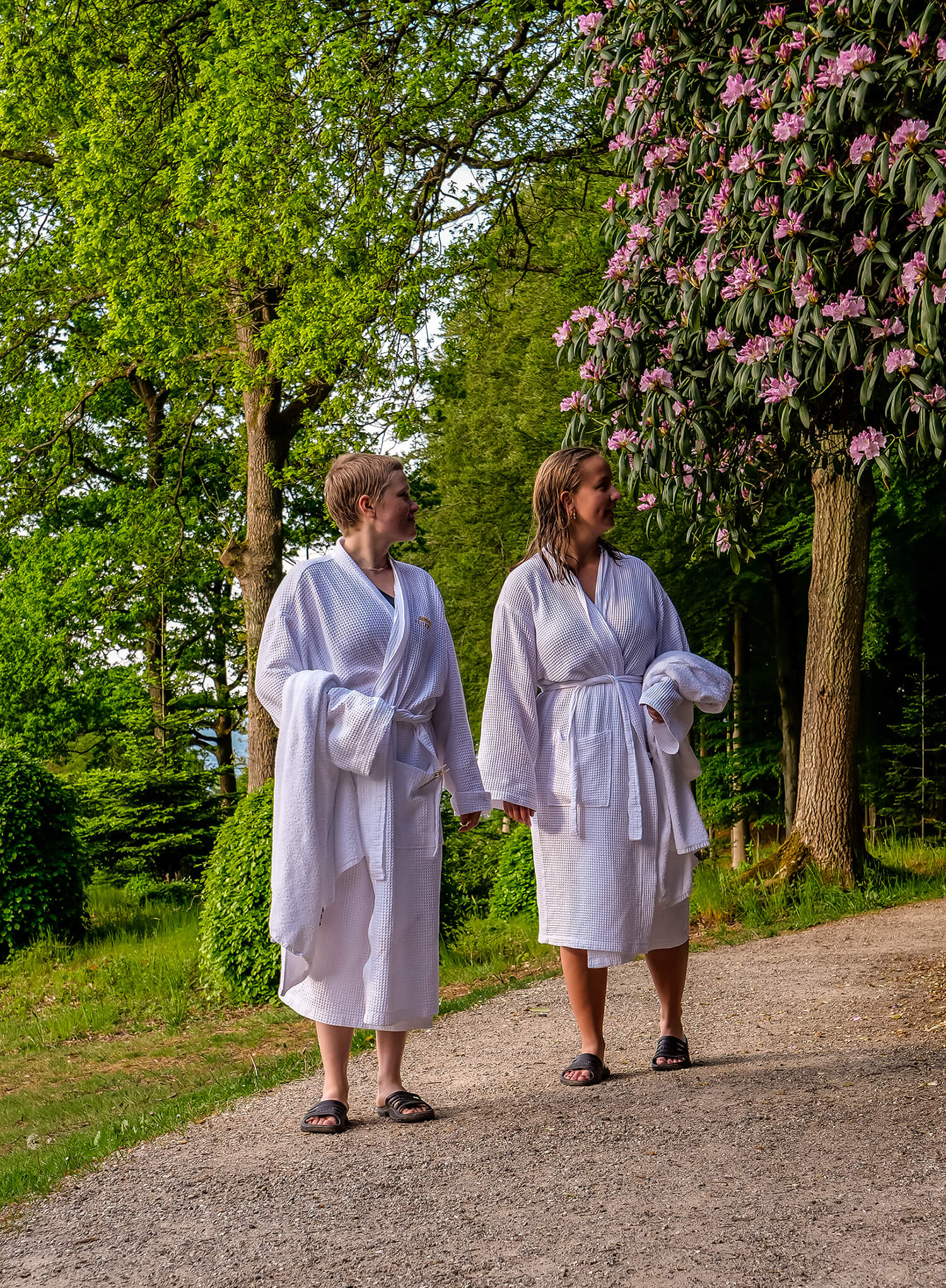 Kvinde er på vej ned i en pool i et spaområde med liggestole