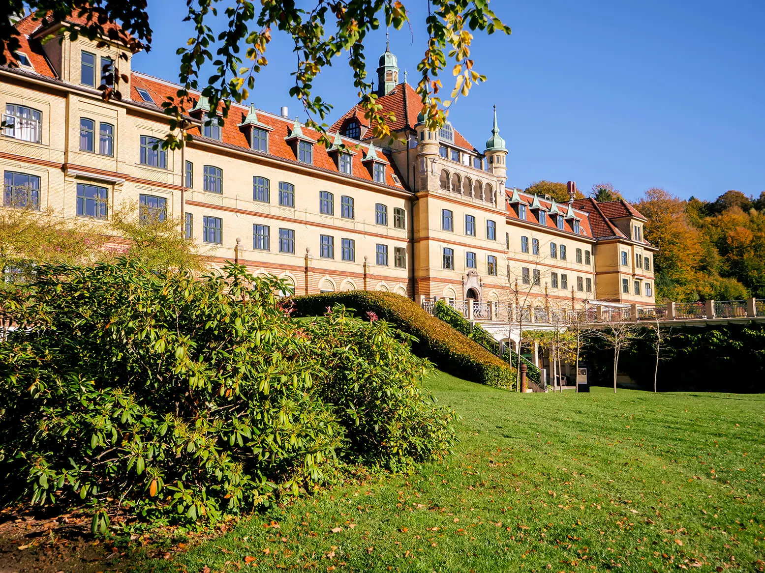 Hotellet set fra parken