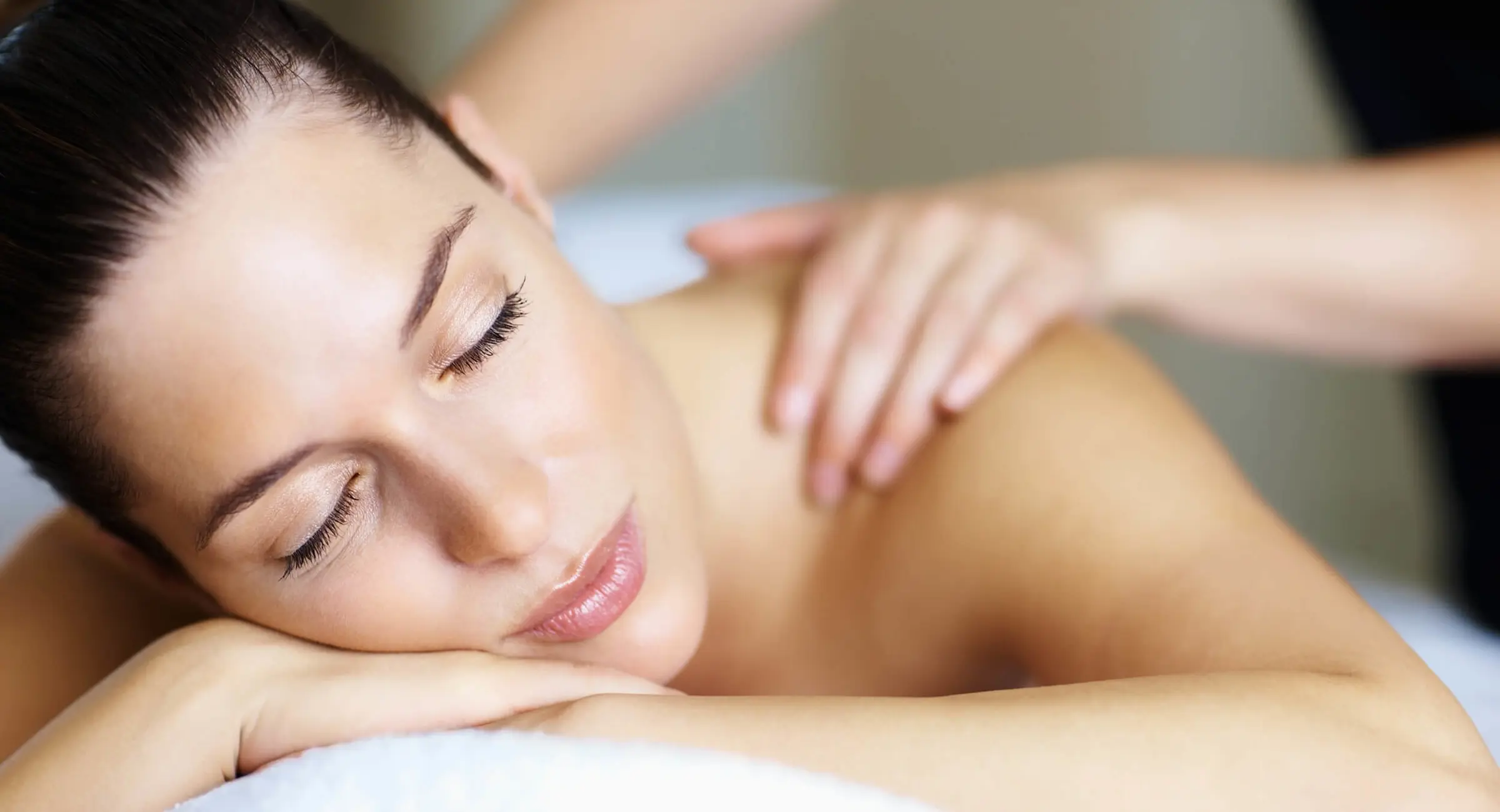Kvinder der får massage, man kan se terapeutens hænder