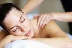 En kvinde får Anti-age stenmassage på Hotel Vejlefjord