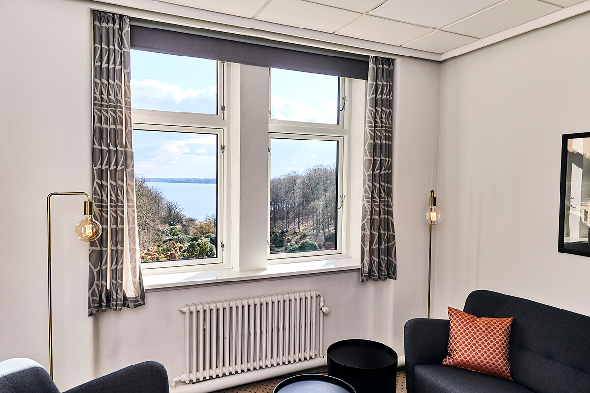 Vindue med udsigt til Vejle Fjord og natur