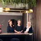 Tre smilende kvinder i Hotel Vejlefjords uniformer fra konferenceafdelingen