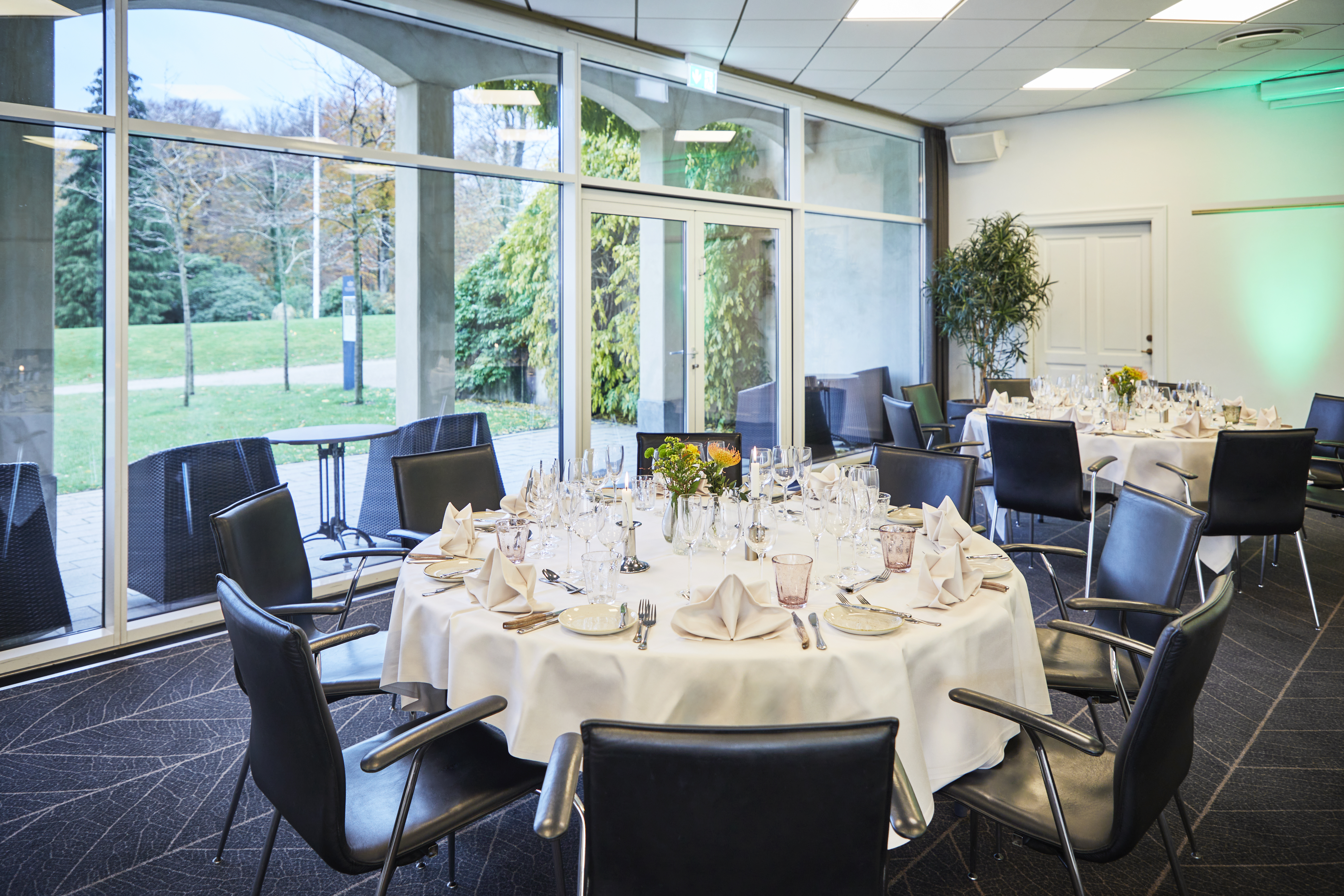 Krystalsalen festopdækning med runde borde