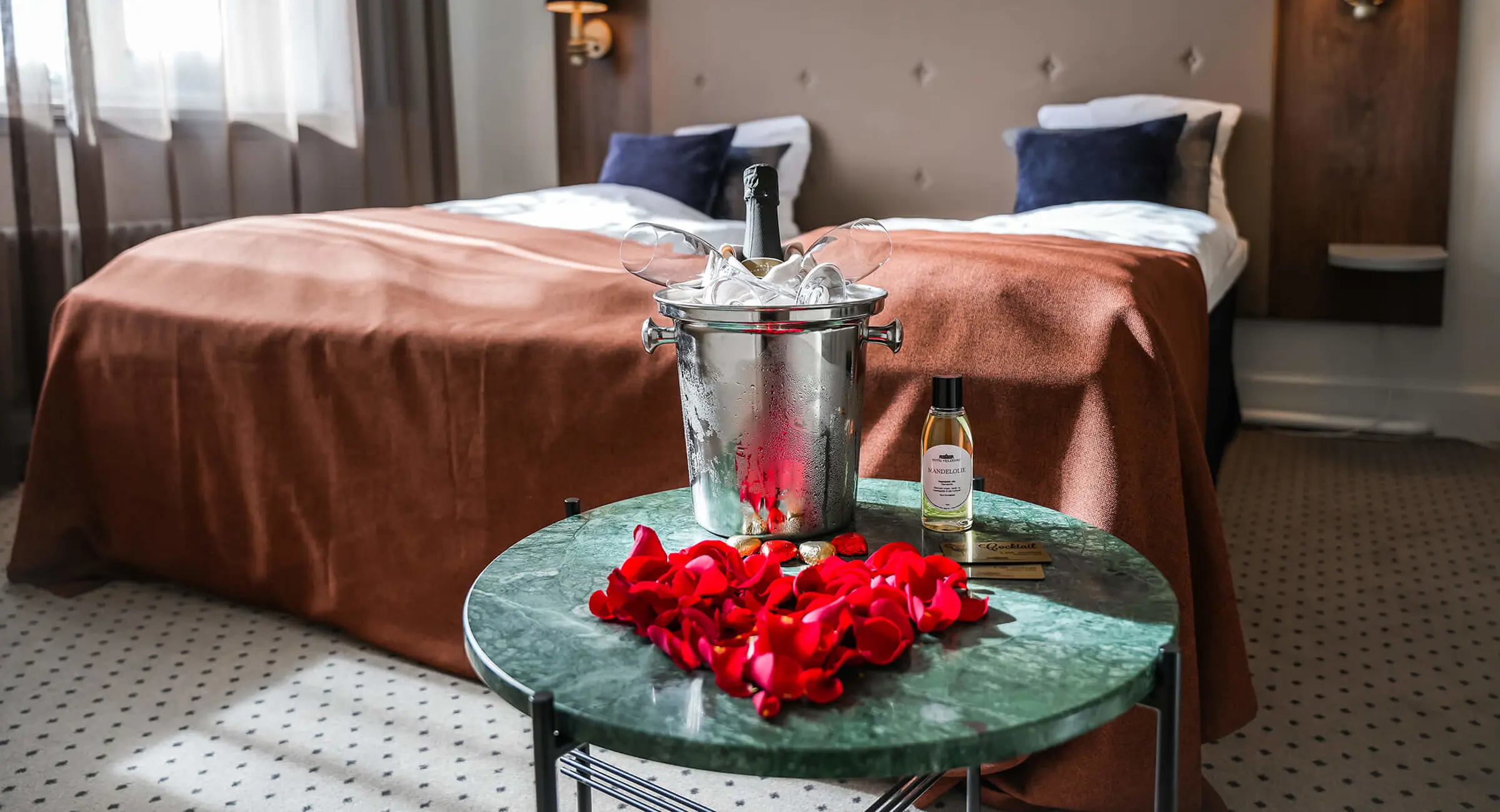 Et hotelværelse med champagne og røde roser