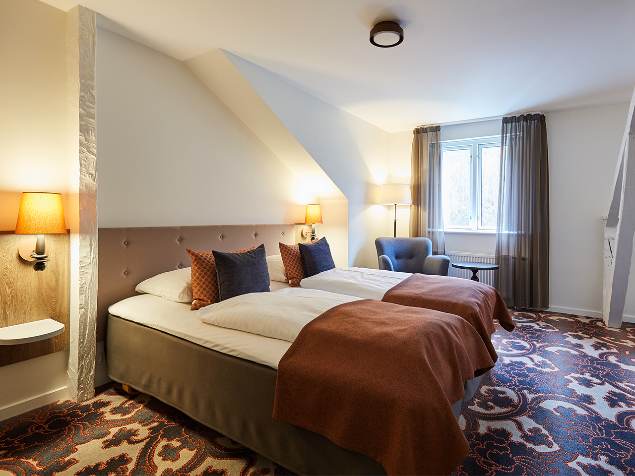 Dobbeltværelse med hyggelig belysning og gulvtæppe