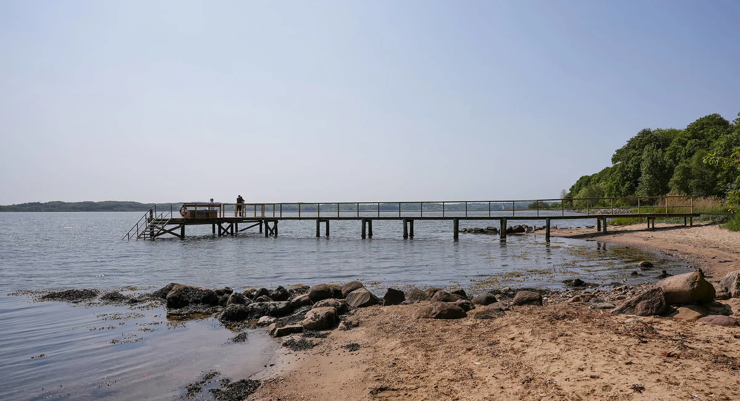 Badebro ved Vejle Fjord og blå himmel