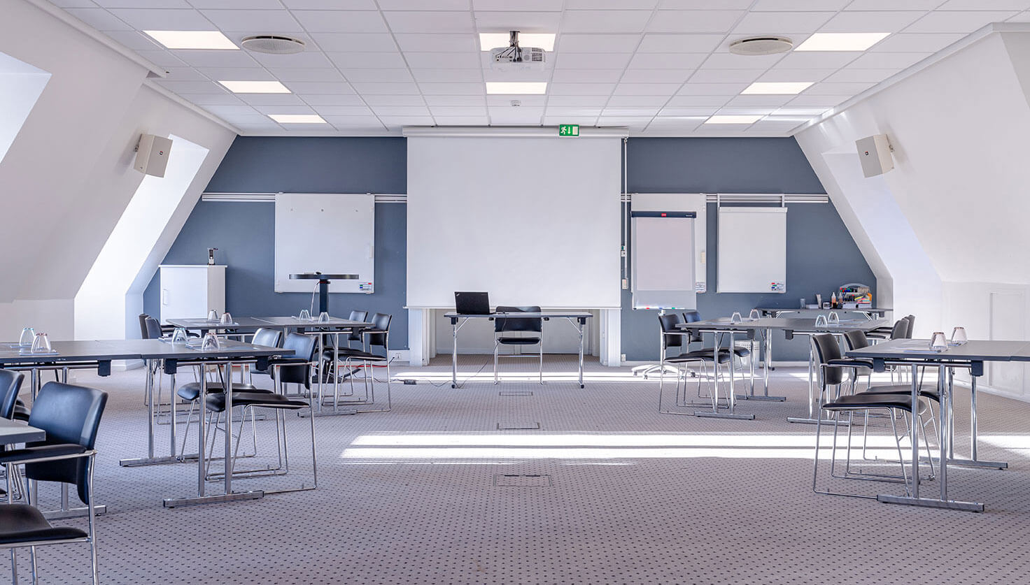 Kig gennem et lokale til tavler og AV-udstyr