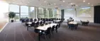 Stort konferencelokale med udsigt - borde og stole opstillet i grupper