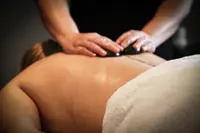 En kvinde får stenmassage på Hotel Vejlefjord