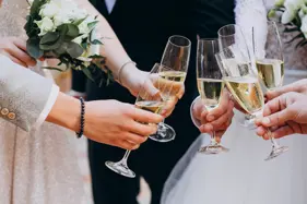 Champagne bliver skænket i et champagneglas