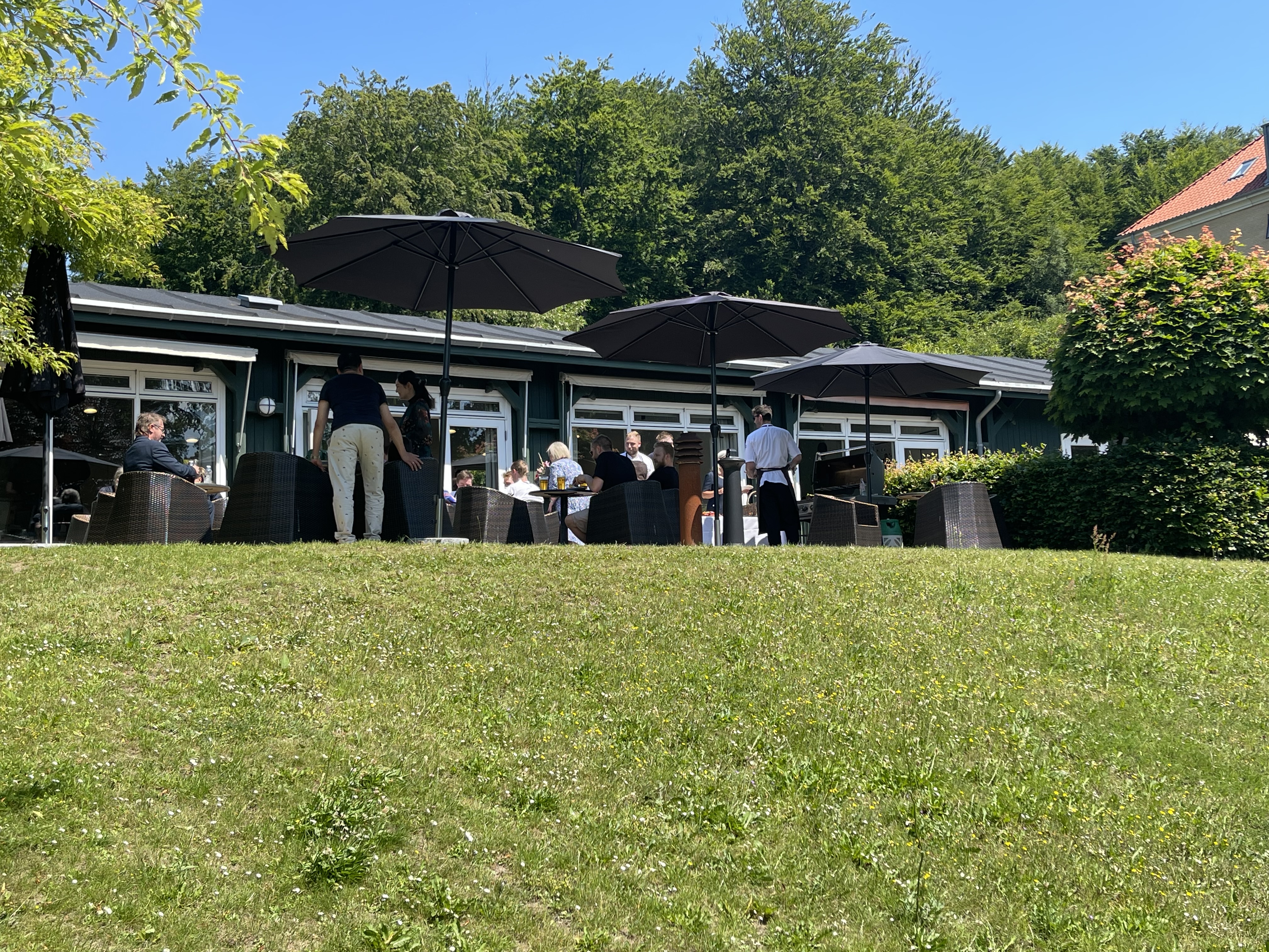 Hotellets terrasse ved Fjordstuen